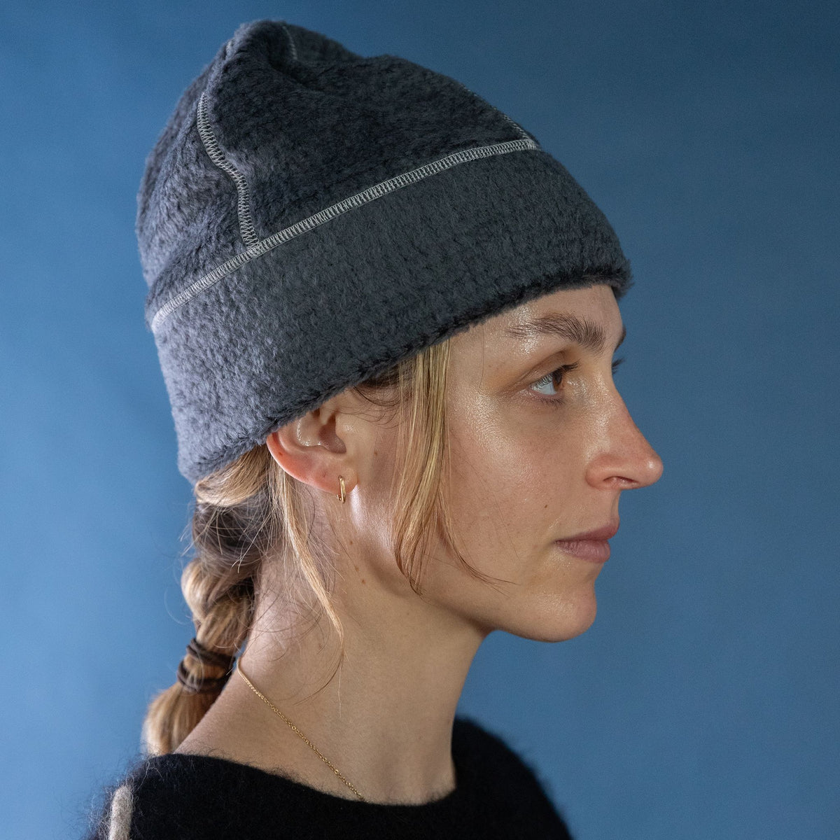 Woman wearing the Thurston High Loft™ Wool Beanie in anthracite/glacier grey, side profile